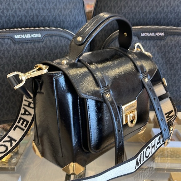 MICHAEL KORS
Manhattan Medium TH SCHOOL Crackled Metallic Leather SATCHEL
NWT - Picture 15 of 16